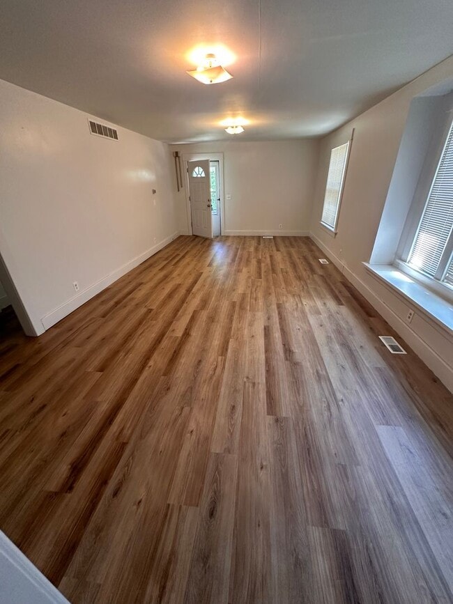 Building Photo - $895 - 2 bedroom/ 1 bathroom - Single Fami...