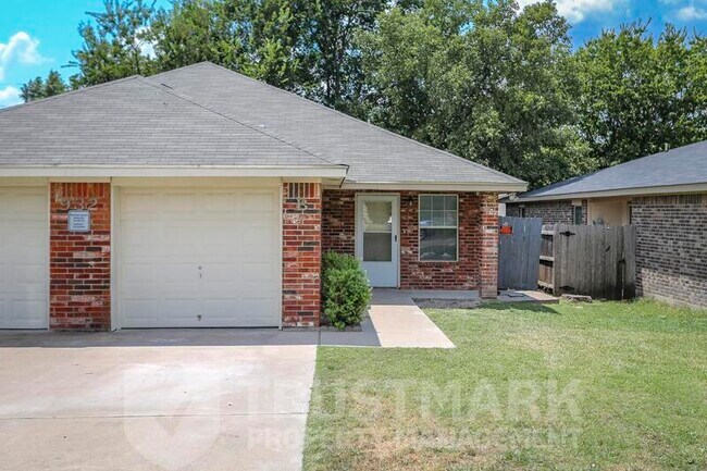 Building Photo - 932 Maplewood Dr