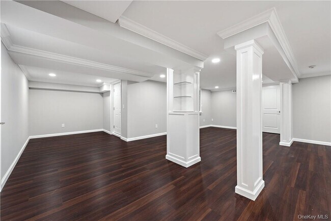 Building Photo - 40 Meadow Rd