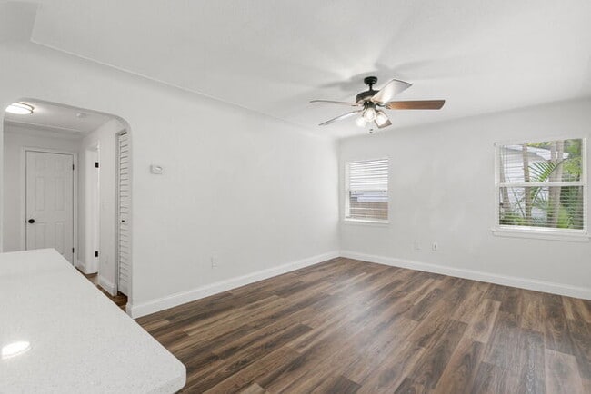 Building Photo - FULLY FENCED Home For Rent in St Petersburg!