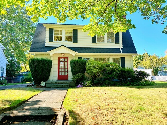 Building Photo - Stunning 3 Bedroom with Fully Fenced Yard ...