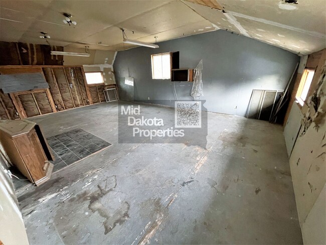 Building Photo - 1000 W 3rd- 5 bedroom, 2 bathroom, Attache...