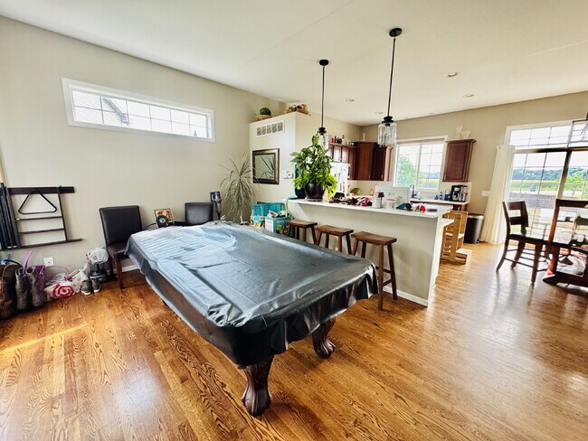 Building Photo - Spacious 4-Bed Shakopee Gem with Granite Finishes & Finished Basement