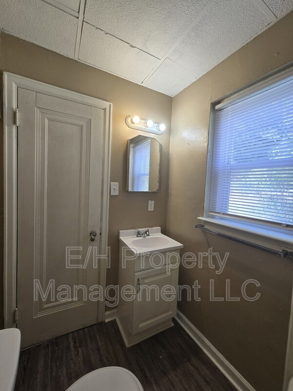 Building Photo - 400 S Hydraulic Ave