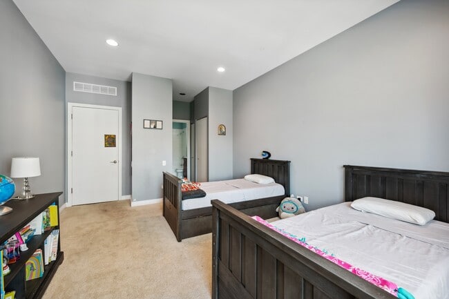 Building Photo - 330 N Clinton St