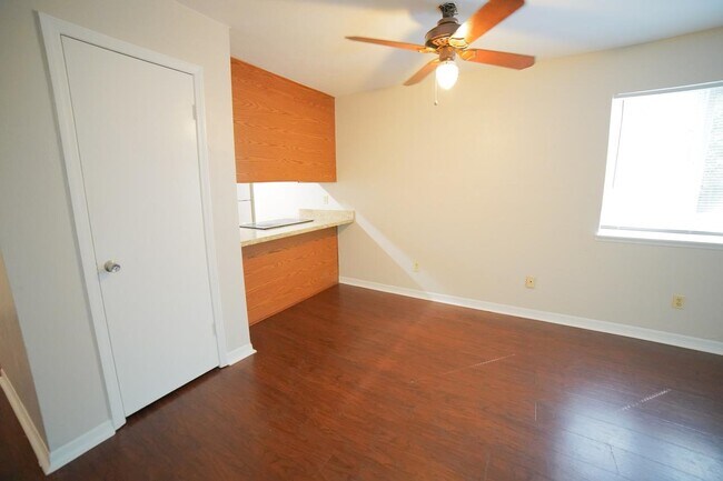 Building Photo - 2739 W Tharpe St