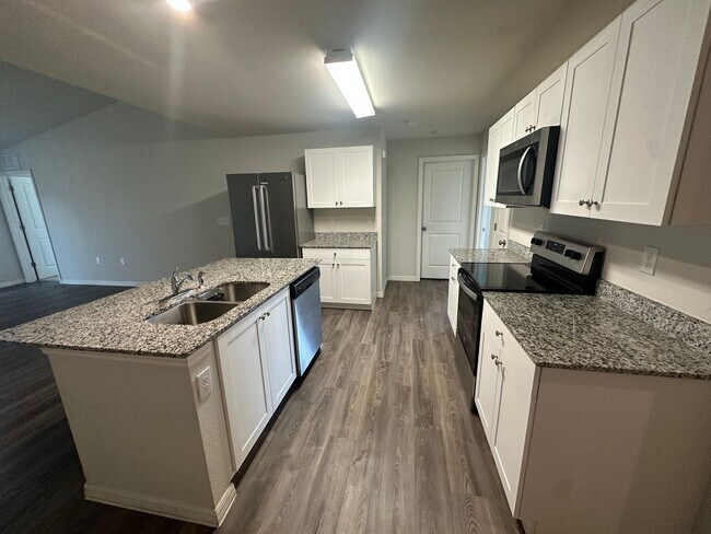 Building Photo - Beautiful 2 Bedroom 2 Bath