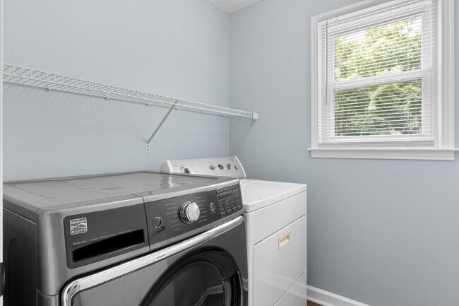 Building Photo - Newly renovated three bedroom home for ren...