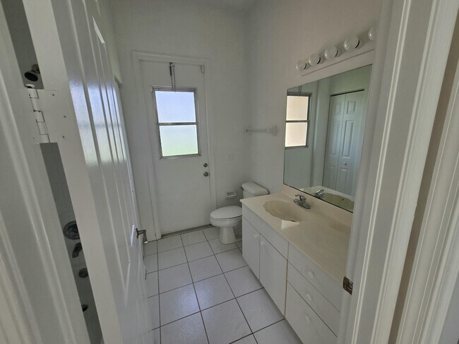 Building Photo - 1202 Hatteras Cir