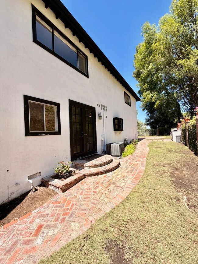 Building Photo - Gorgeous Encino Hills Home