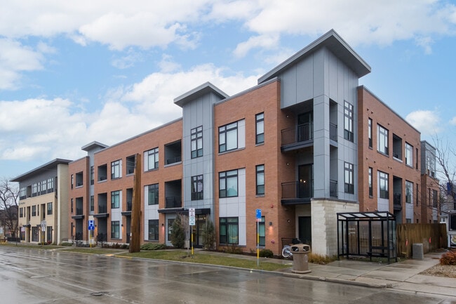 Building Photo - 1121 S Park St