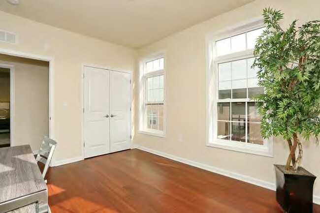 Building Photo - Residences at Jaclyn 40