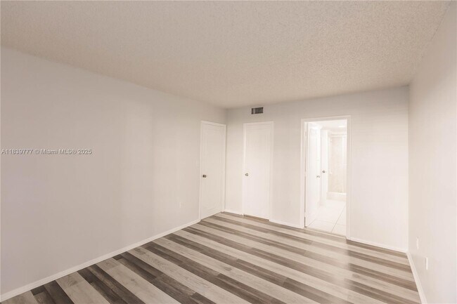 Building Photo - 4152 Inverrary Dr