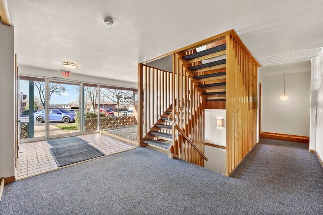 Building Photo - 1156 W Carriage Dr