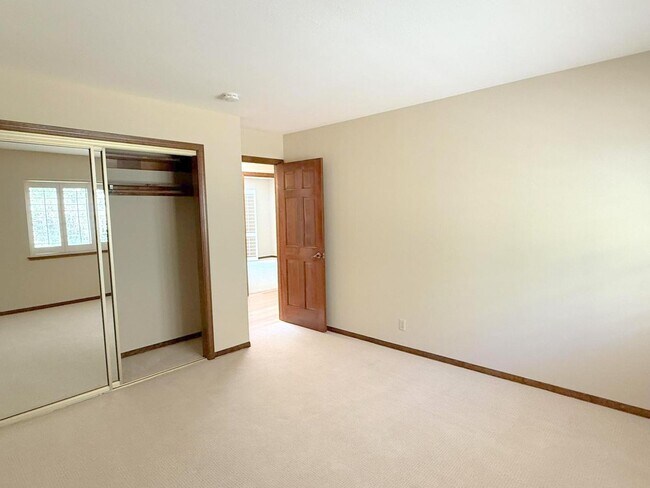 Building Photo - Sprawling ranch home located in highly des...
