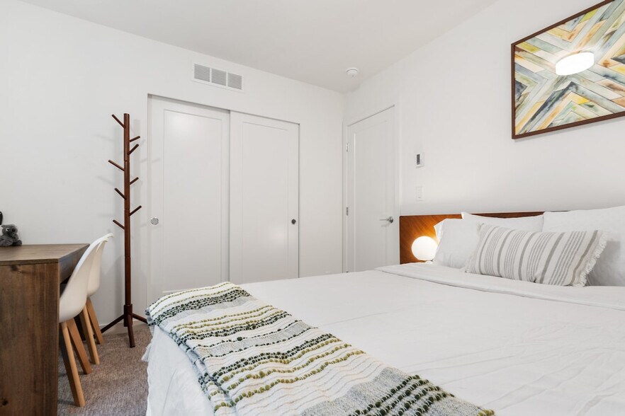 Building Photo - 2433 S Plum St