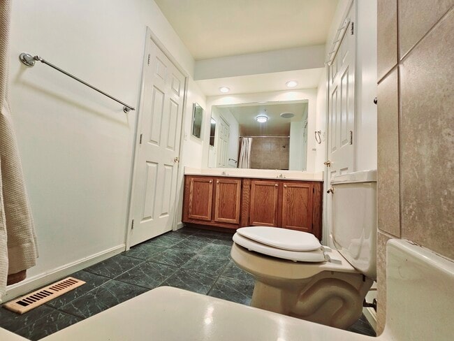 Building Photo - 435 Oakton Way