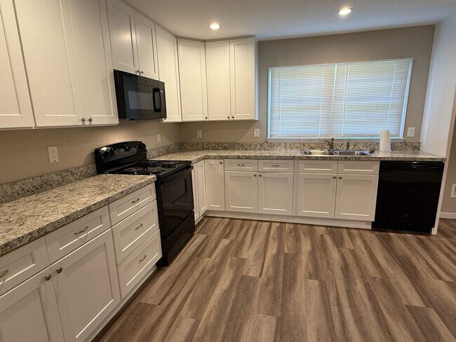 Building Photo - Charming 4 Bedroom Home located in Histori...