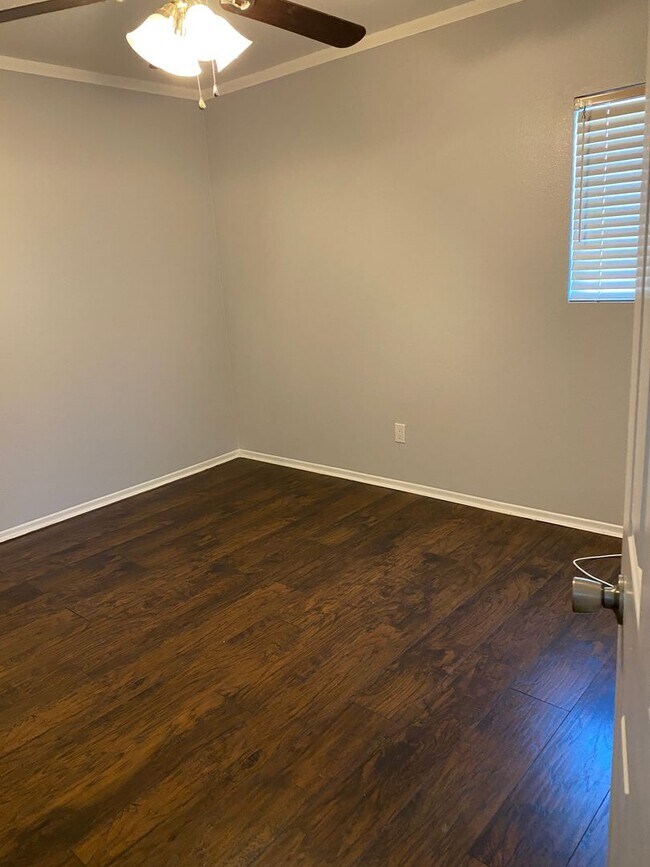 Building Photo - 3-Bedroom Townhome in Desirable Village Pa...