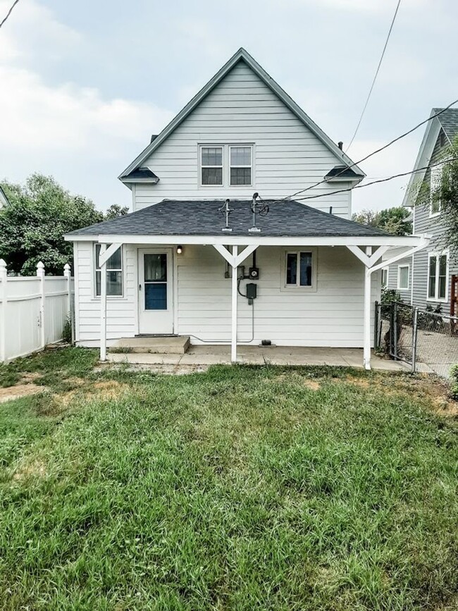Building Photo - 3 BEDROOM, 2 BATH, SINGLE-FAMILY HOME
