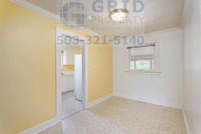 Building Photo - Charming 2 Bedroom Bungalow Available in Northeast Portland!