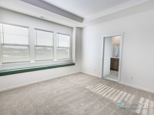 Building Photo - Charming 2-Bedroom, 2.5-Bathroom Home in Hillsboro