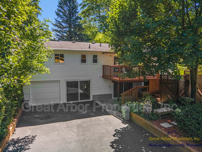 Building Photo - 3624 Maple Dr