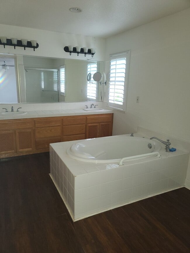 Building Photo - Beautiful Tri-Level Home in Hercules