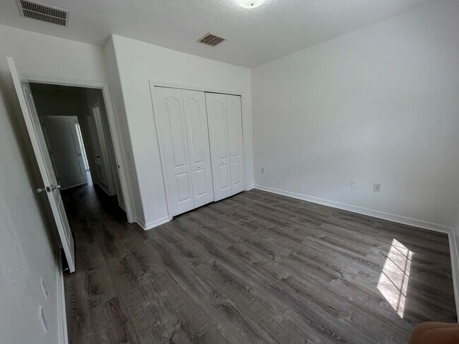 Building Photo - Beautifully Updated 3-Bedroom Townhouse in...