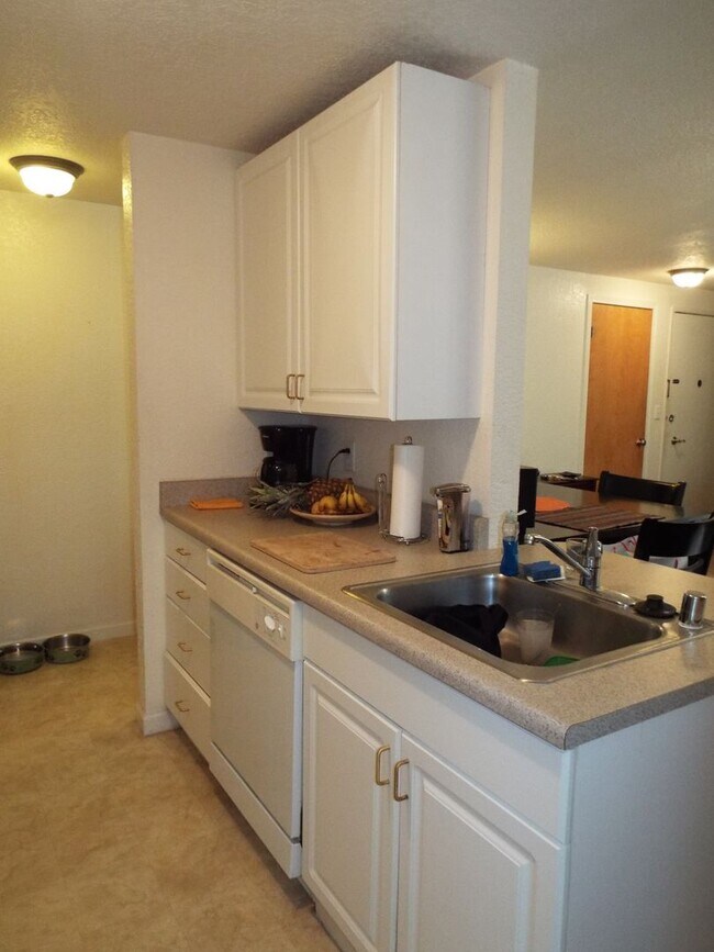 Building Photo - Spacious 1BR w/ Off-Street Parking | Quiet 4-Unit Building + Pet Friendly