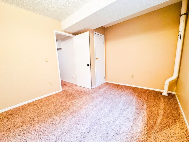 Building Photo - 4 bedroom with large backyard