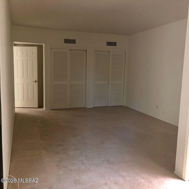Building Photo - 2530 E Forgeus Pl