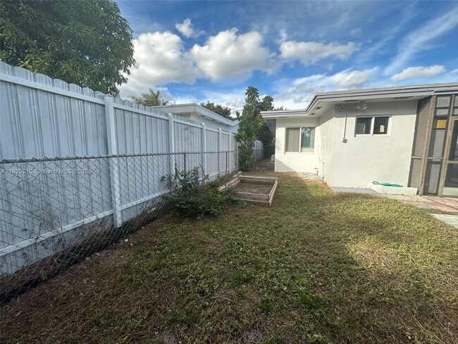 Building Photo - 116 SE 9th Ct
