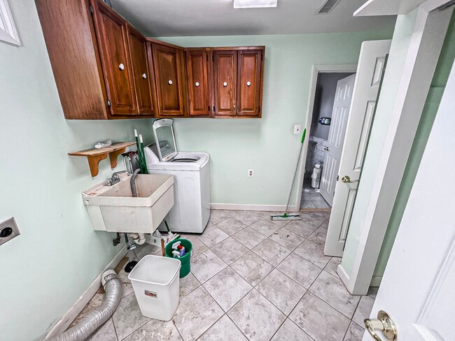 Building Photo - Cheerful 3 Bedroom 2 Bathroom With Office ...