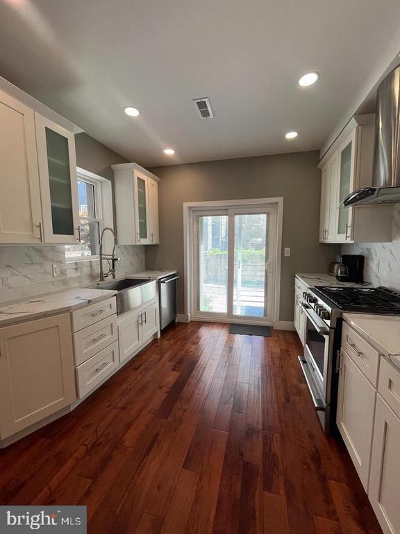 Building Photo - 2244 St Albans St