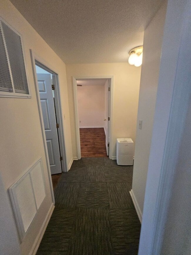 Building Photo - **Charming 3-Bed, 2-Bath Duplex Apartment with Spacious Garage and Large Back Porch**