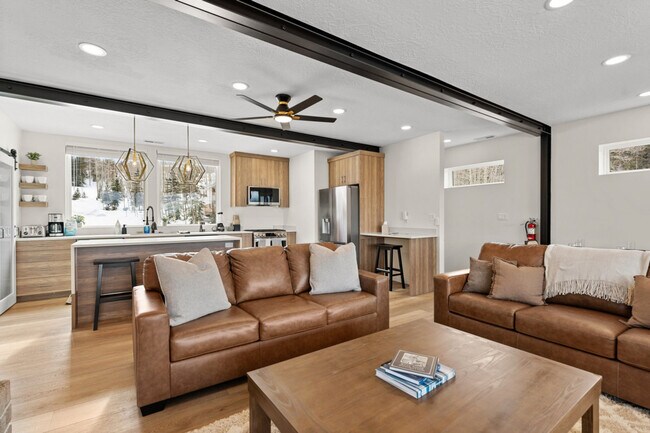 Building Photo - 220 Circle Dr