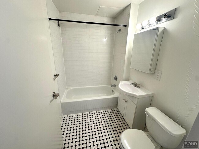 Building Photo - 323 W 96th St