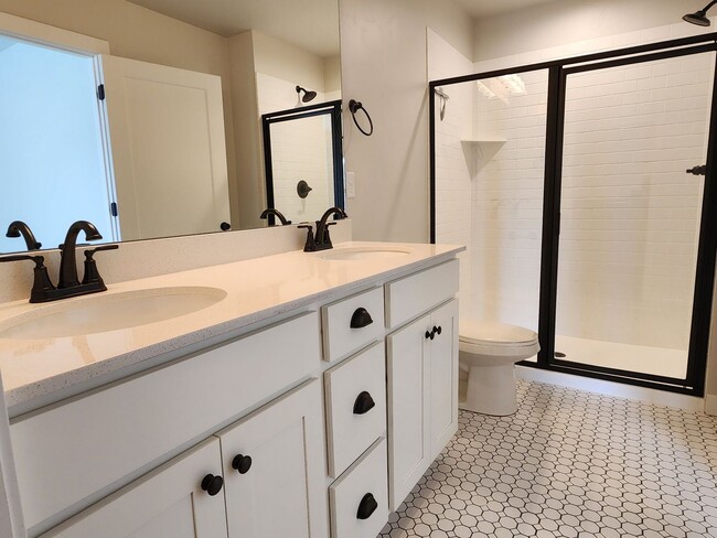 Building Photo - Great 3 Bd 2 Ba Townhome 2 Car Garage