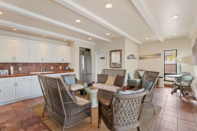 Building Photo - Fully Remodeled 2 Bed, 2 Bath East Beach T...