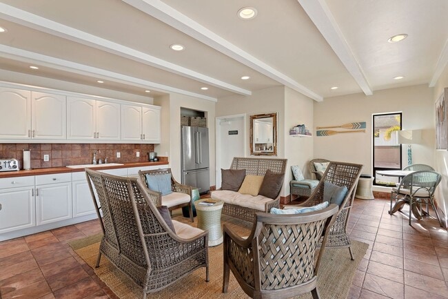Building Photo - This wonderful East Beach Townhome Awaits!