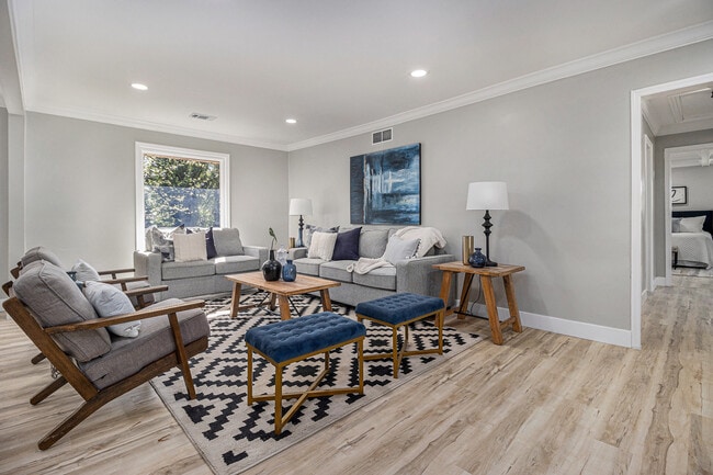 Building Photo - 2806 Chaucer Dr SW