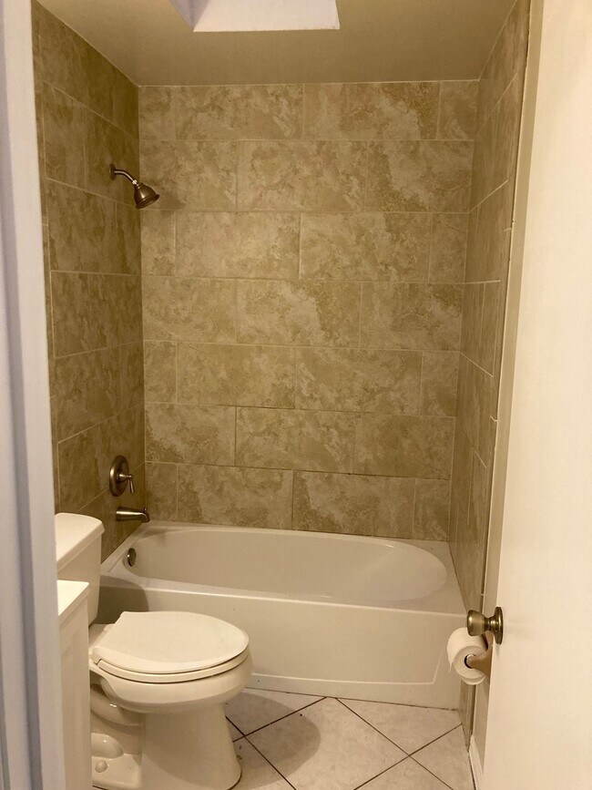 Building Photo - Charming 3 bedroom, 2 bathroom house with ...