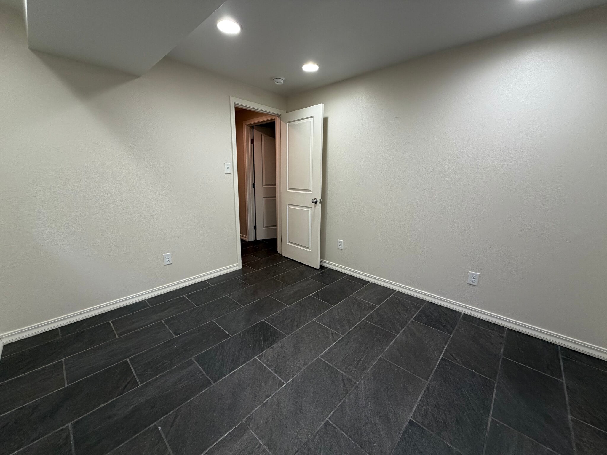 Building Photo - 1140 Cenotaph Cir