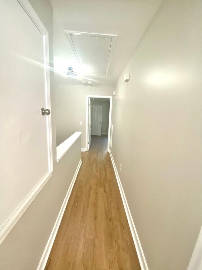 Building Photo - 2 bedrooms - 2 1/2 bath townhome - newly remodeled