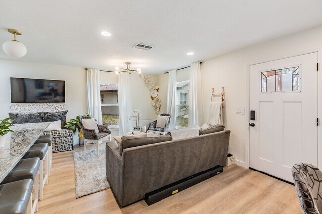 Building Photo - 1813 Chinaberry Dr