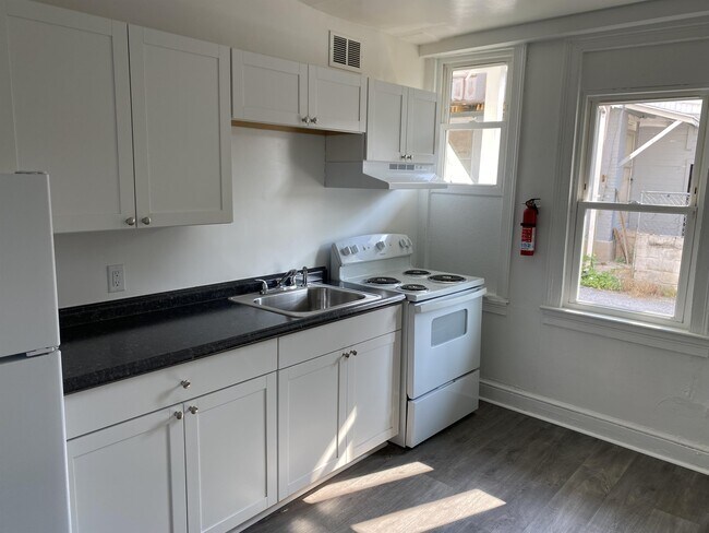 Building Photo - 28 E Maple St