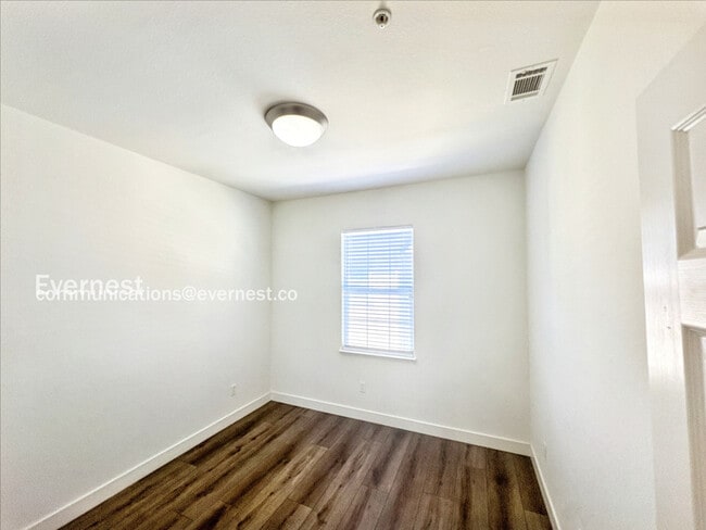 Building Photo - 650 Summer Ln
