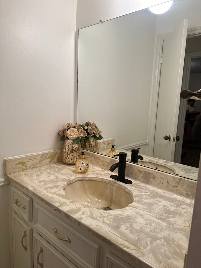 Guest restroom - 4806 Havenwoods Dr