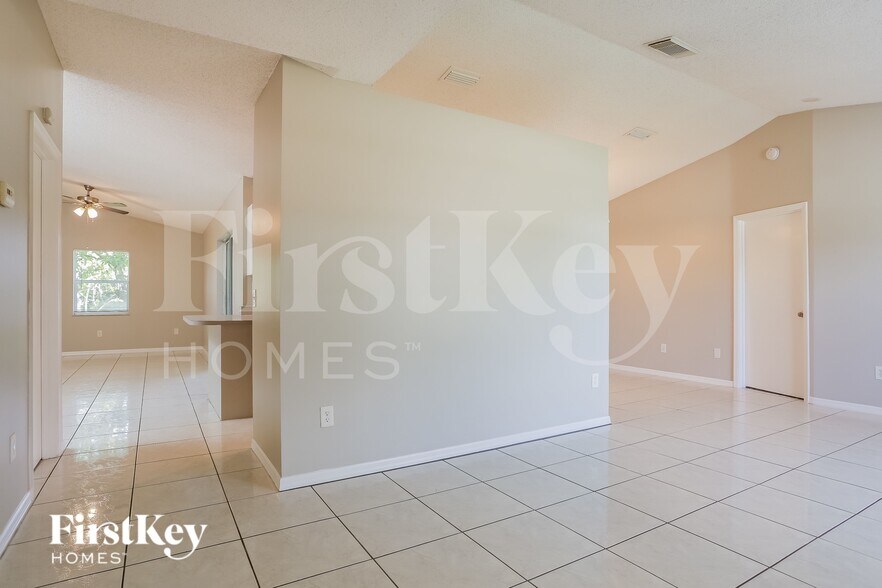 Building Photo - 2514 SW Monterrey Ln